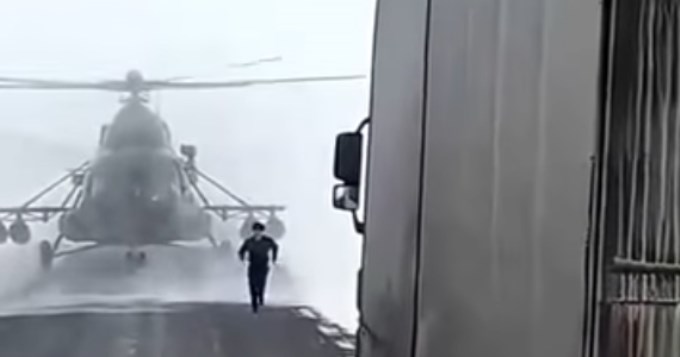 Photo of Aterrizó su helicóptero militar para preguntar una dirección