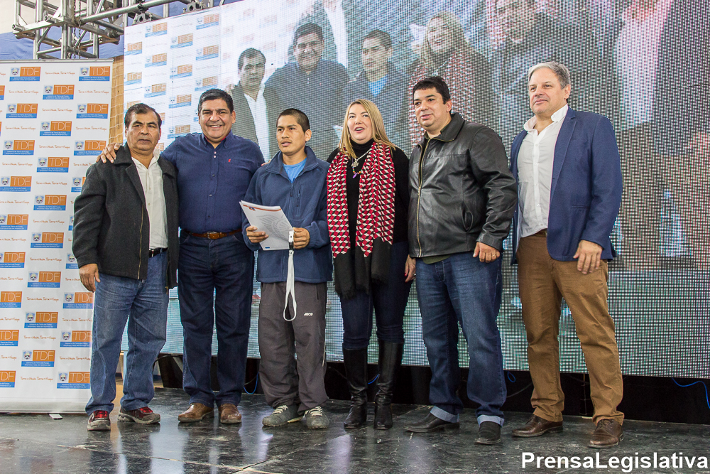 Photo of Gobierno entregó 64 soluciones habitacionales a Trabajadores de la UOCRA
