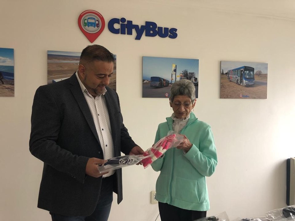 Photo of La empresa CityBus sorteó prendas invernales artesanales para los usuarios