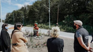 Photo of FUNCIONARIAS DE LA MUNICIPALIDAD DE USHUAIA DESCUBRIERON EL MONUMENTO A LA MUJER EN EL INGRESO AL PIPO