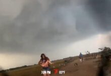 Photo of Estados Unidos | Un cazador de tormentas rescató a una familia de un tornado categoría cuatro: “¡Dios mío. Hay gente!”