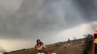 Photo of Estados Unidos | Un cazador de tormentas rescató a una familia de un tornado categoría cuatro: “¡Dios mío. Hay gente!”