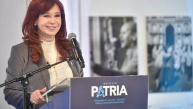 Photo of Cristina Kirchner con paños fríos a la interna y los cañones contra Javier Milei y la Ley Bases