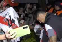 Photo of Video: Enzo Pérez firmó camisetas de River en la concentración de Estudiantes