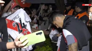 Photo of Video: Enzo Pérez firmó camisetas de River en la concentración de Estudiantes