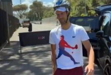 Photo of Novak Djokovic y la humorada luego del incidente con la botella: llegó a la cancha con un casco de ciclista