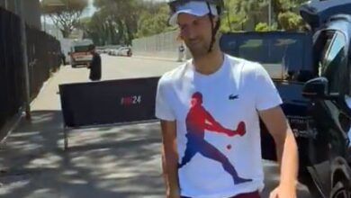 Photo of Novak Djokovic y la humorada luego del incidente con la botella: llegó a la cancha con un casco de ciclista