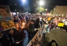 Photo of Marchas en todo Corrientes. “Queremos a Loan”, fue el clamor que dominó las calles iluminadas por las velas de la multitud