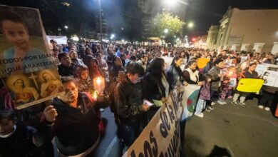 Photo of Marchas en todo Corrientes. “Queremos a Loan”, fue el clamor que dominó las calles iluminadas por las velas de la multitud