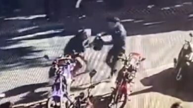 Photo of Video | Merlo: con golpes y empujones, evitó que le robaran su mochila cuando salía del banco