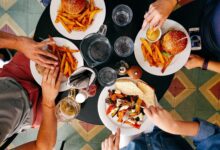 Photo of Cambio de hábito en EE.UU.: cada vez más gente pide las sobras en los restaurantes para llevarlas a sus casas