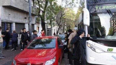 Photo of Cientos de micros con acarreados del Conurbano para tratar de llenar el acto de Milei en Parque Lezama​Cientos de micros con acarreados del Conurbano para tratar de llenar el acto de Milei en Parque Lezama 