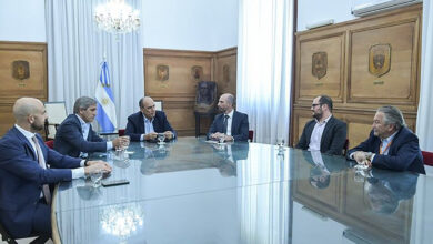 Photo of El gobierno ataca, los gremios defienden