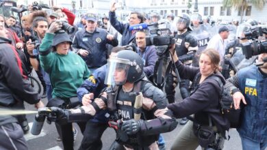 Photo of La Policía reprimió a jubilados en el Congreso durante la marcha contra el veto de Javier Milei