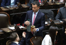 Photo of Piden acelerar la expulsión de los diputados radicales «con peluca»