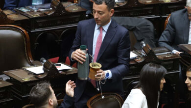 Photo of Piden acelerar la expulsión de los diputados radicales «con peluca»