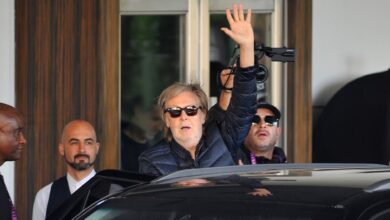 Photo of Paul McCartney saludó a sus fans antes de salir hacia el Monumental para su primer recital