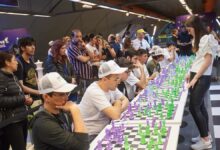 Photo of Realizaron un torneo de ajedrez simultáneo en el subte con la campeona mundial sub-20