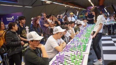 Photo of Realizaron un torneo de ajedrez simultáneo en el subte con la campeona mundial sub-20