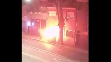 Photo of Arrestaron a dos hombres en Villa Crespo por prender fuego una moto, un auto y un contenedor