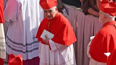 Photo of Becciu desistió de participar en el cónclave, pero la aparición de un cardenal del Opus Dei sancionado detonó otra bomba