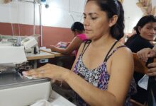Photo of Creció en un lugar donde casi no hay trabajo para ninguna mujer, pero una oportunidad le cambió la vida: algunas de sus prendas se venden a Europa