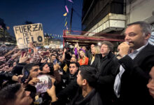 Photo of Milei y Adorni hicieron campaña en Villa Lugano con un acto exprés y ataques a la oposición