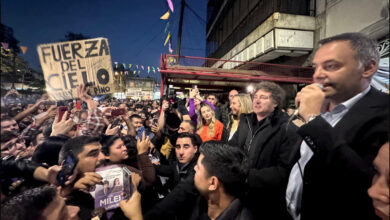 Photo of Milei y Adorni hicieron campaña en Villa Lugano con un acto exprés y ataques a la oposición