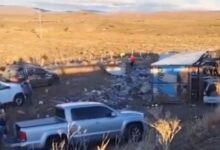 Photo of Un camión volcó y con el chofer muerto en la cabina, vecinos saquearon la mercadería