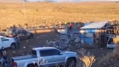 Photo of Un camión volcó y con el chofer muerto en la cabina, vecinos saquearon la mercadería