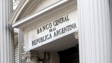 Photo of El Banco Central de Argentina enfrenta un dilema por la compra de dólares bajo el nuevo esquema cambiario