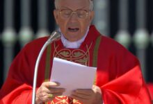Photo of Cardenal Giovanni Battista Re, sobre el Cónclave en el Vaticano: «Espero humo blanco esta noche»