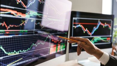 Photo of Las acciones buscan extender ganancias en el cierre de la semana y el riesgo país opera debajo de los 700 puntos