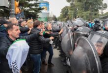 Photo of Protesta, represión y cacería de trabajadores en las puertas del INTI