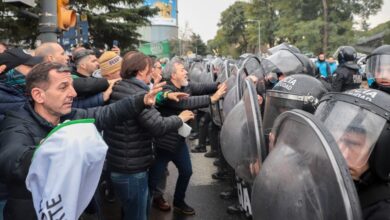Photo of Protesta, represión y cacería de trabajadores en las puertas del INTI