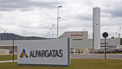 Photo of Alpargatas recorta producción y crece el temor por 400 empleos en Corrientes