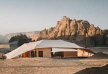 Photo of Glamping en medio del desierto: este hotel combina lujo, carpas y diseño en uno de los paisajes más imponentes del mundo