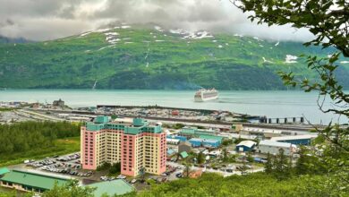 Photo of Así es la ciudad de Alaska cuyos residentes viven y trabajan dentro de un solo edificio para evitar el clima extremo