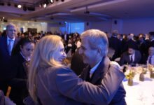 Photo of Los Milei salieron a levantar a Toto Caputo, en medio de la tensión por el plan económico​Los Milei salieron a levantar a Toto Caputo, en medio de la tensión por el plan económico 