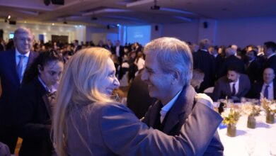 Photo of Los Milei salieron a levantar a Toto Caputo, en medio de la tensión por el plan económico​Los Milei salieron a levantar a Toto Caputo, en medio de la tensión por el plan económico 