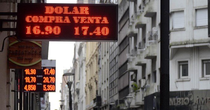 Photo of Bajó el dólar tras 10 subas consecutivas y cerró en 17,38