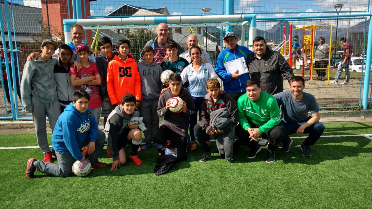 Photo of “DEPORTE Y PREVENCIÓN EN TU BARRIO”: COMENZÓ EL PROGRAMA MUNICIPAL EN LA PLAZA LOS PINOS