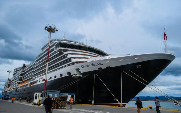 Photo of EL CRUCERO QUEEN VICTORIA RECALÓ POR PRIMERA VEZ EN EL PUERTO DE USHUAIA