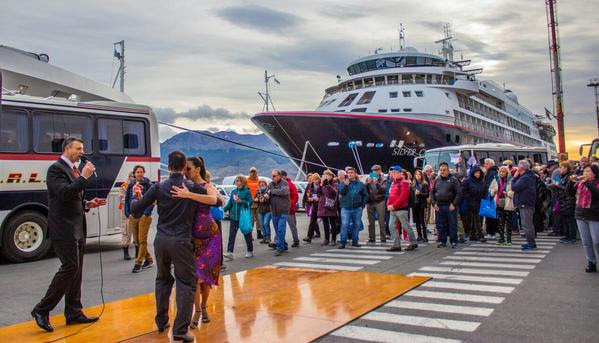 Photo of 6000 TURISTAS FUERON RECIBIDOS EN EL PUERTO DE USHUAIA A PURO TANGO