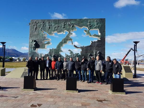 Photo of VETERANOS DE GUERRA DE TODO EL PAÍS LLEGAN A TIERRA DEL FUEGO PARA HONRAR A LOS HÉROES DE MALVINAS