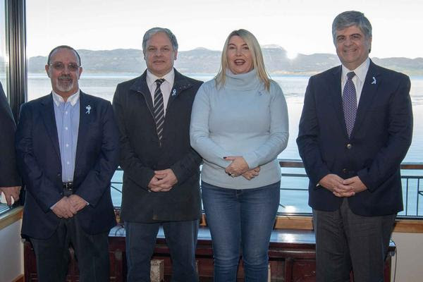 Photo of YPF REALIZÓ EL PRIMER PAGO PARA LA CONSTRUCCIÓN DEL CENTRO DE SALUD DE MEDIANA COMPLEJIDAD DE LA MARGEN SUR