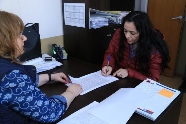 Photo of 350 FAMILIAS DEL BARRIO EL MIRADOR FIRMARON EL CONTRATO DE COMPRAVENTA CON EL IPV