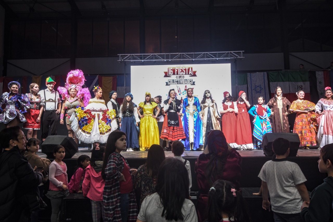 Photo of MÁS DE 10 MIL PERSONAS ASISTIERON A LA 16 º EDICIÓN DE LA FIESTA DE LAS COLECTIVIDADES EXTRANJERAS EN USHUAIA