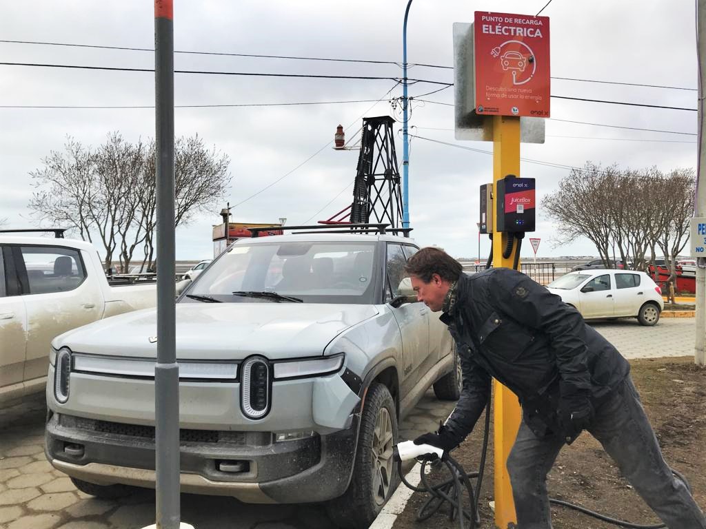 Photo of RÍO GRANDE CAMIONETAS ELÉCTRICAS QUE REALIZAN TRAVESÍA USHUAIA-LOS ÁNGELES UTILIZARON EL CARGADOR