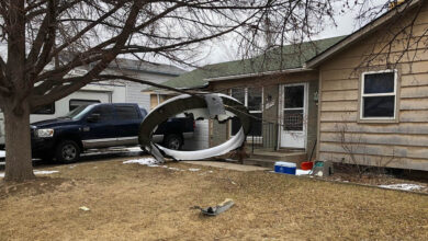 Photo of FRAGMENTOS DE UN AVIÓN AVERIADO CAEN SOBRE CASAS EN LA CIUDAD DE DENVER